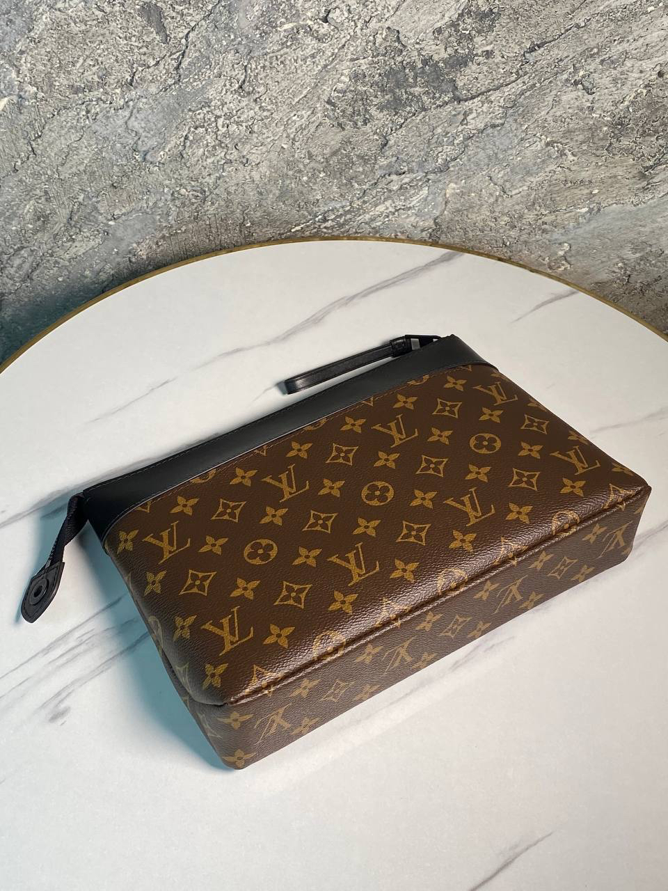 МУЖСКОЙ КЛАТЧ LOUIS VUITTON детальное фото