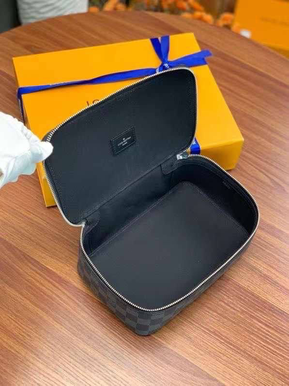 МУЖСКОЙ НЕСЕССЕР КОСМЕТИЧКА LOUIS VUITTON детальное фото