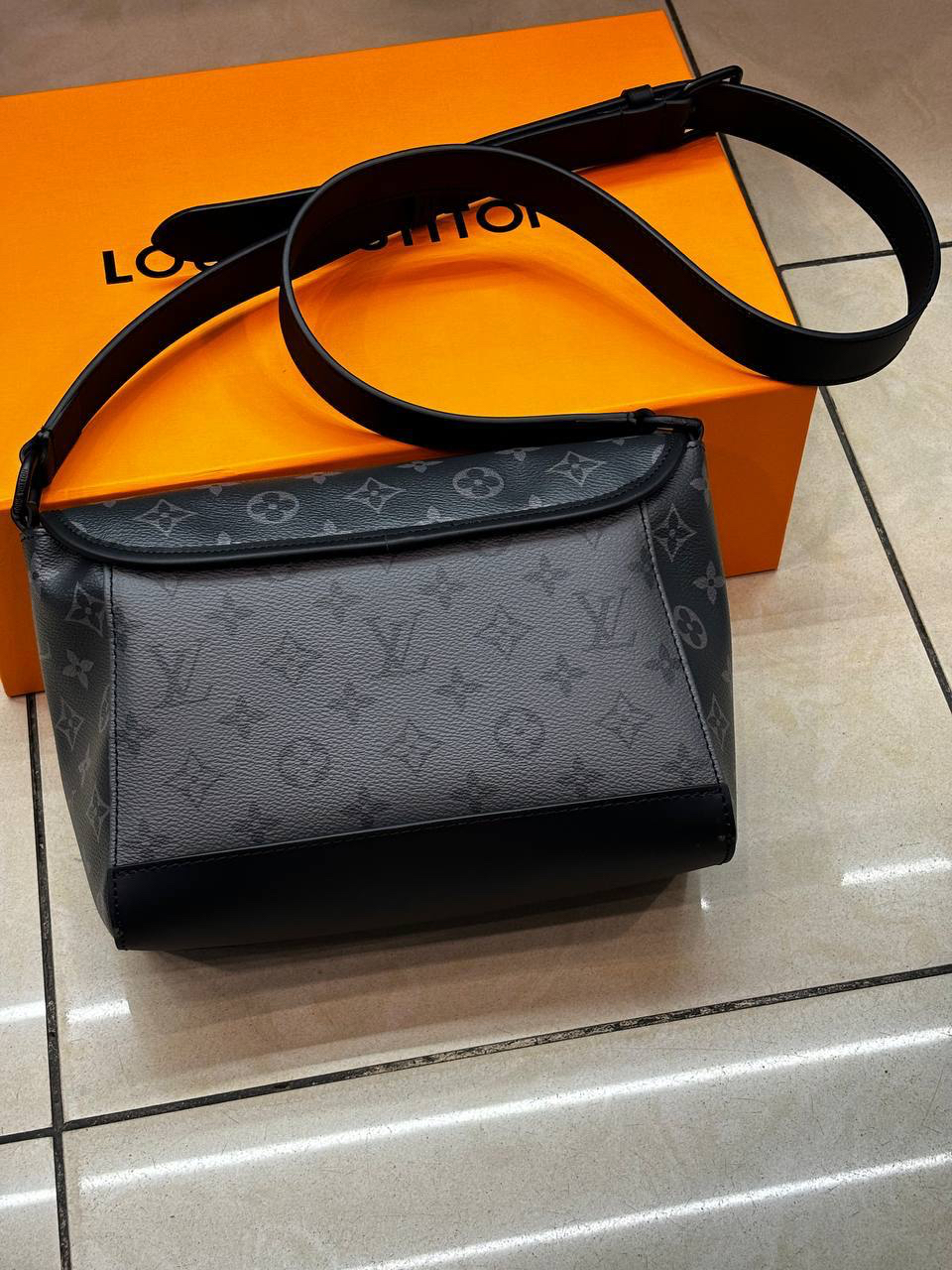 МУЖСКАЯ СУМКА МЕССЕНДЖЕР LOUIS VUITTON детальное фото