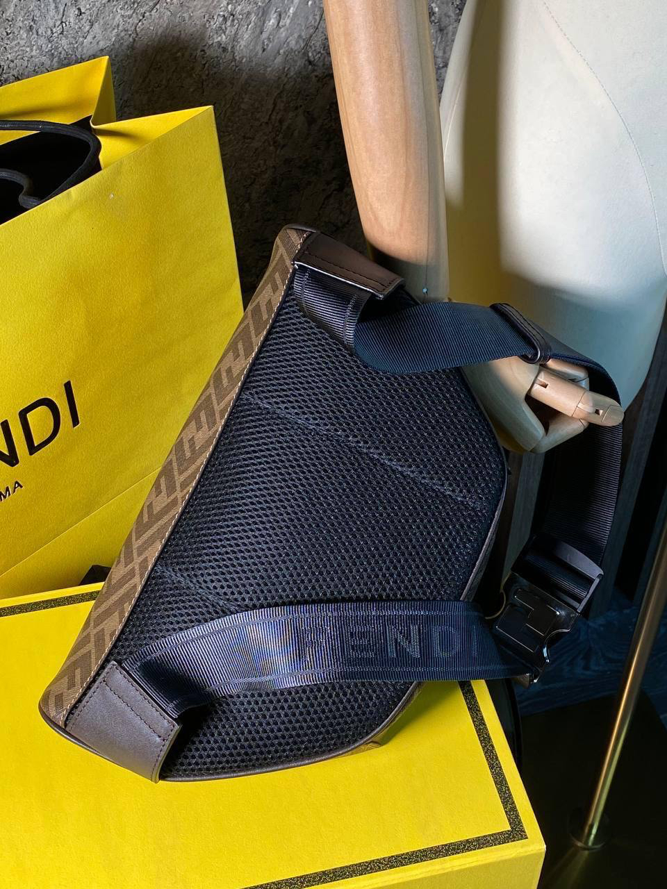 МУЖСКАЯ СУМКА СЛИНГ FENDI детальное фото