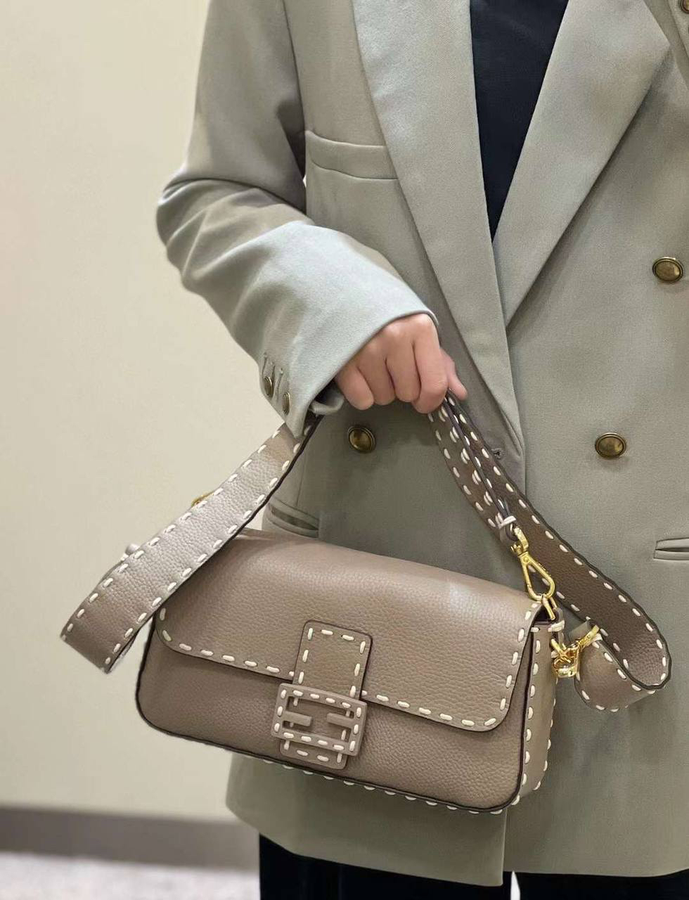 СУМКА FENDI BAGUETTE детальное фото