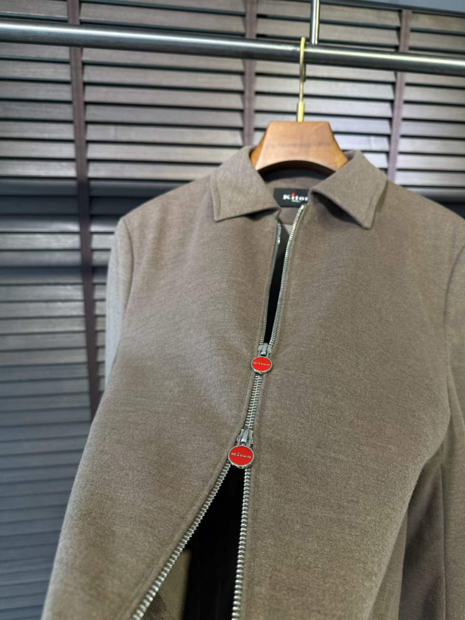 МУЖСКАЯ КУРТКА KITON детальное фото