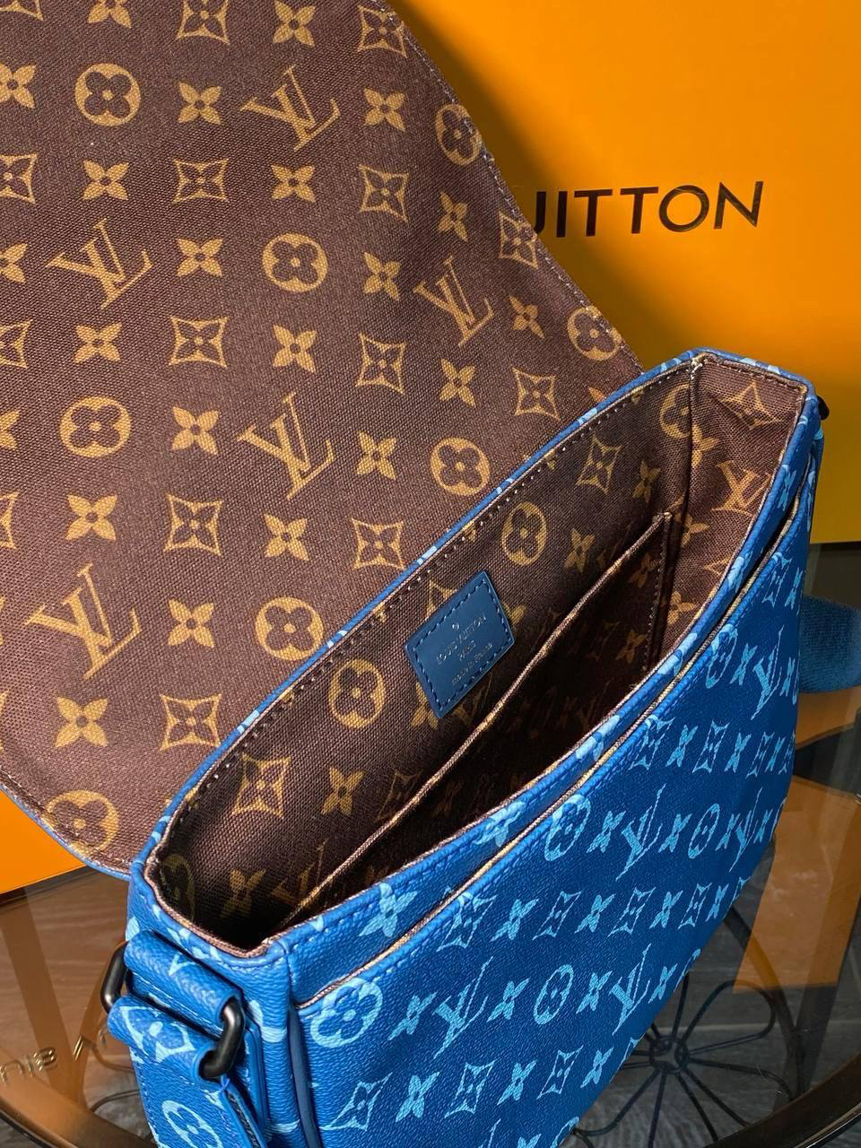 МУЖСКАЯ СУМКА МЕССЕНДЖЕР LOUIS VUITTON детальное фото