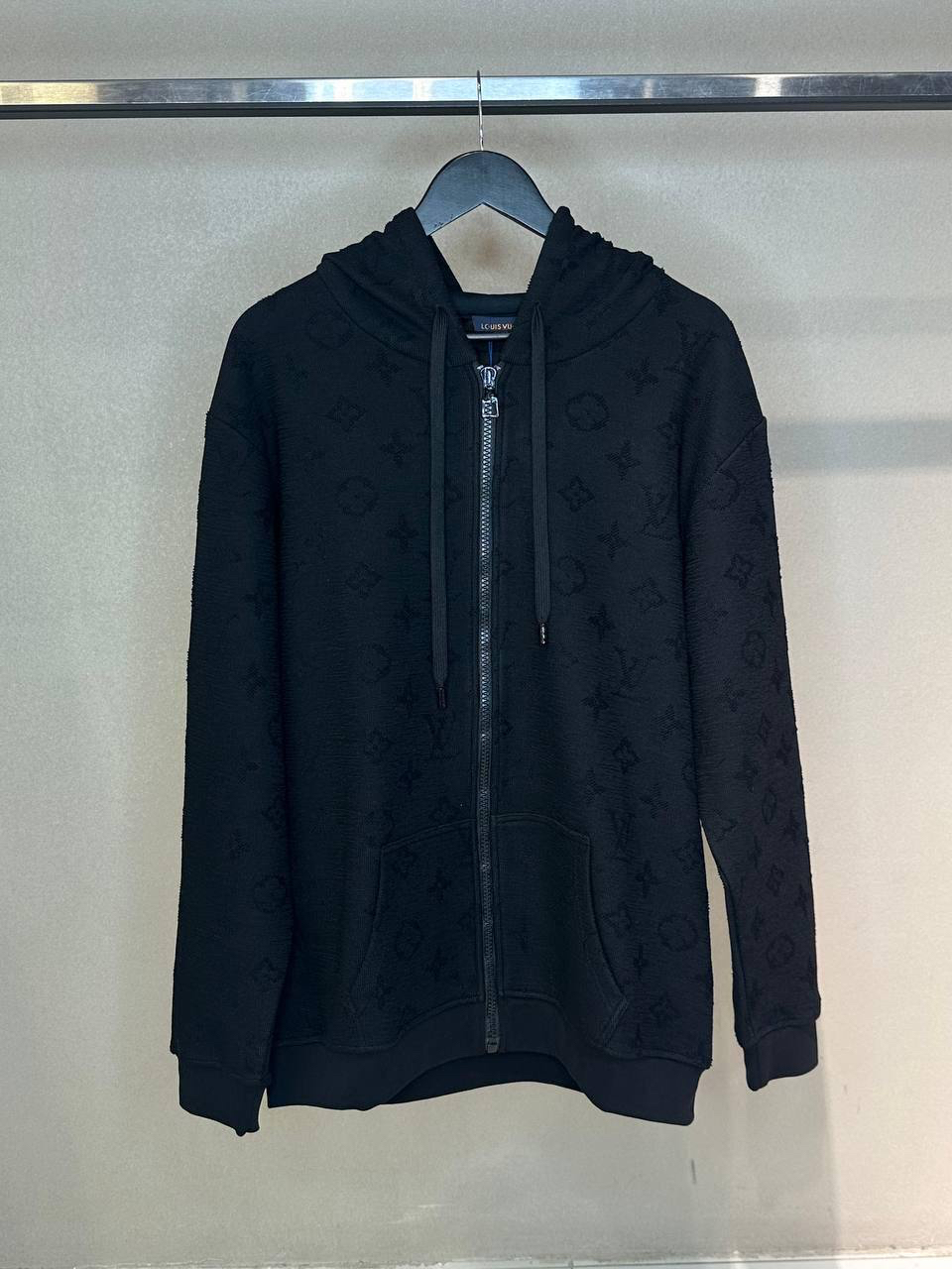 МУЖСКОЙ КОСТЮМ LOUIS VUITTON детальное фото