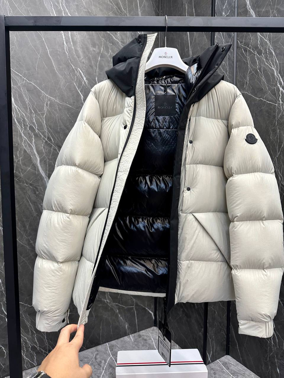 МУЖСКОЙ ПУХОВИК MONCLER детальное фото