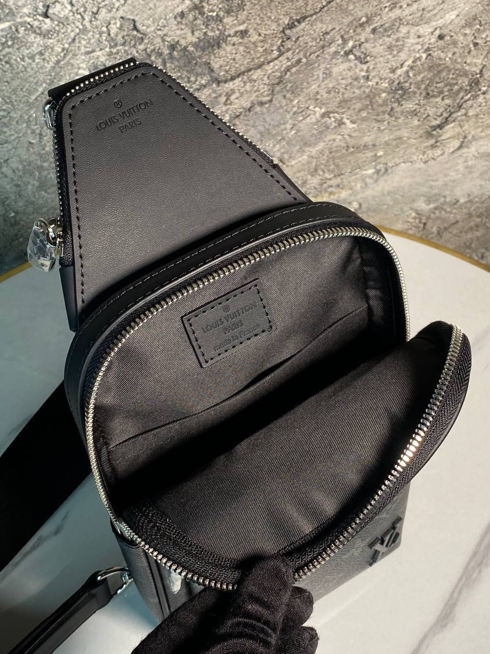 МУЖСКАЯ СУМКА СЛИНГ LOUIS VUITTON детальное фото