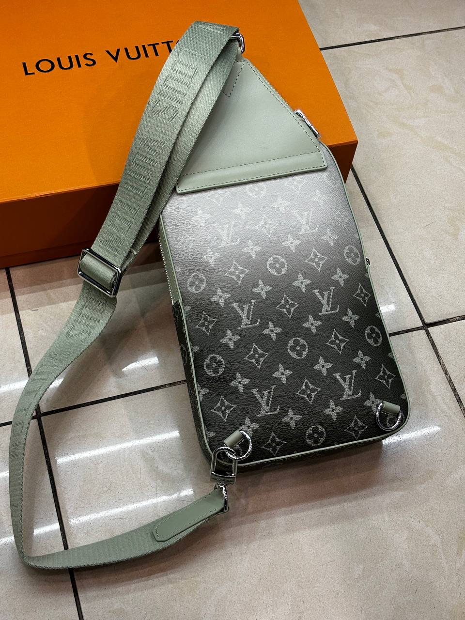 МУЖСКАЯ СУМКА СЛИНГ LOUIS VUITTON детальное фото