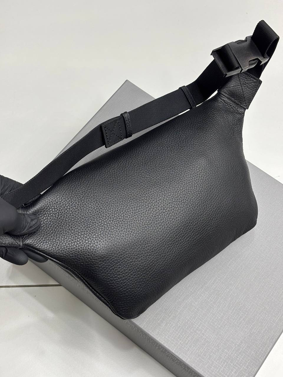 МУЖСКАЯ СУМКА СЛИНГ BALENCIAGA детальное фото