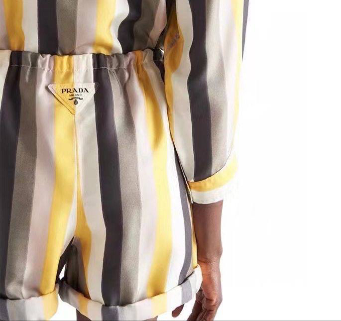 КОСТЮМ PRADA детальное фото