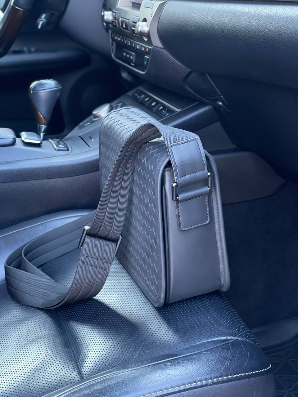 МУЖСКАЯ СУМКА МЕССЕНДЖЕР BOTTEGA VENETA детальное фото
