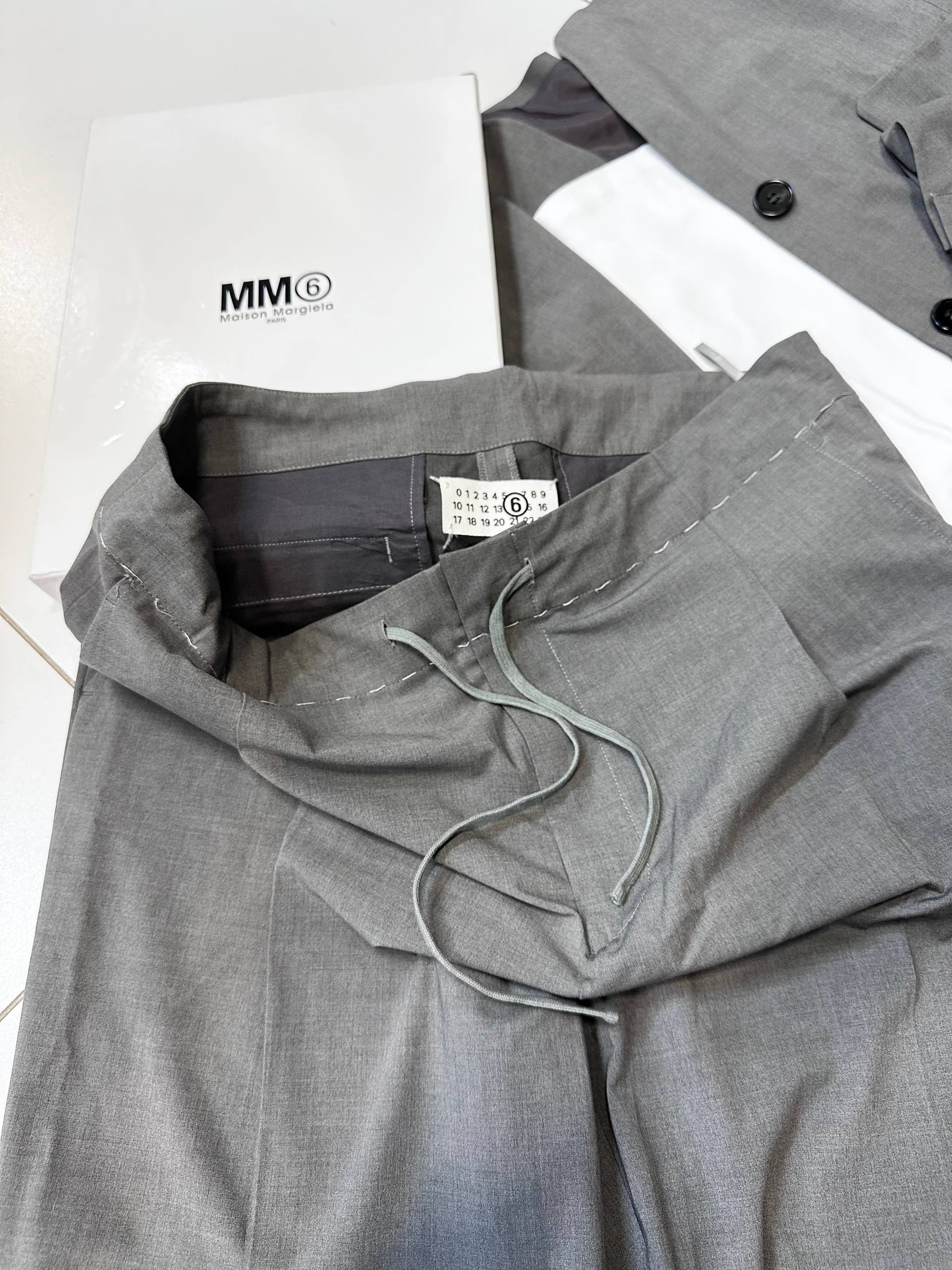 КОСТЮМ MAISON MARGIELA детальное фото