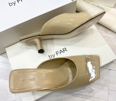ШЛЕПКИ BY FAR фото