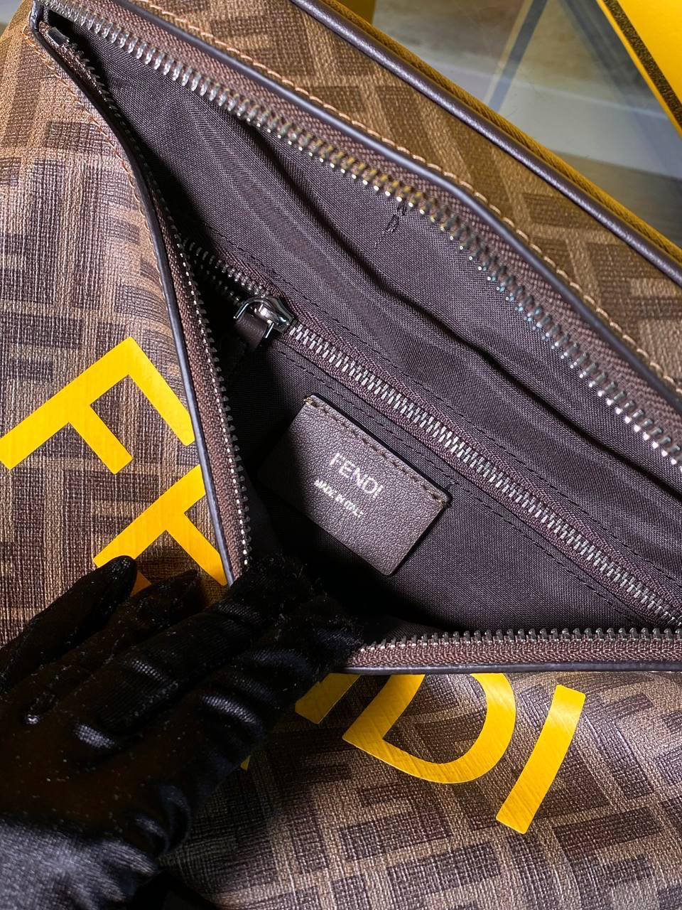 МУЖСКАЯ СУМКА СЛИНГ FENDI детальное фото