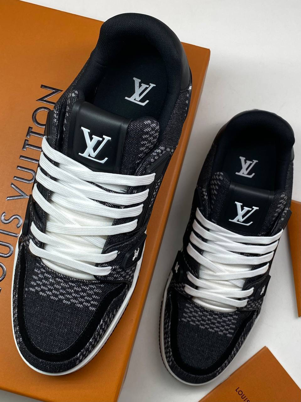 МУЖСКИЕ КРОССОВКИ LOUIS VUITTON детальное фото