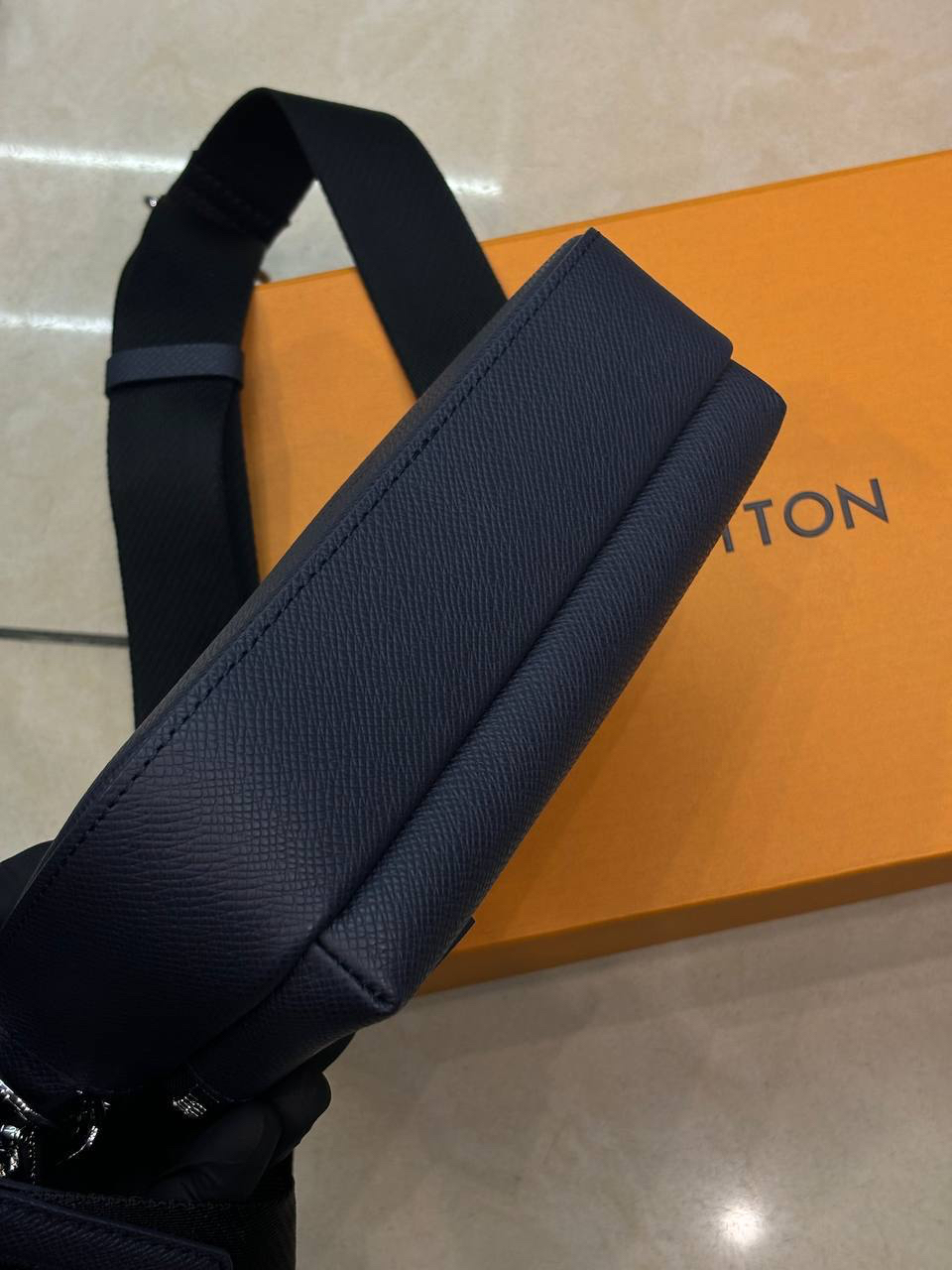 МУЖСКАЯ СУМКА МЕССЕНДЖЕР LOUIS VUITTON детальное фото