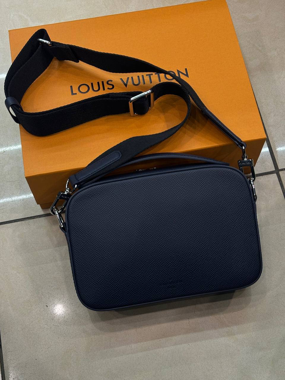 МУЖСКАЯ СУМКА МЕССЕНДЖЕР LOUIS VUITTON детальное фото