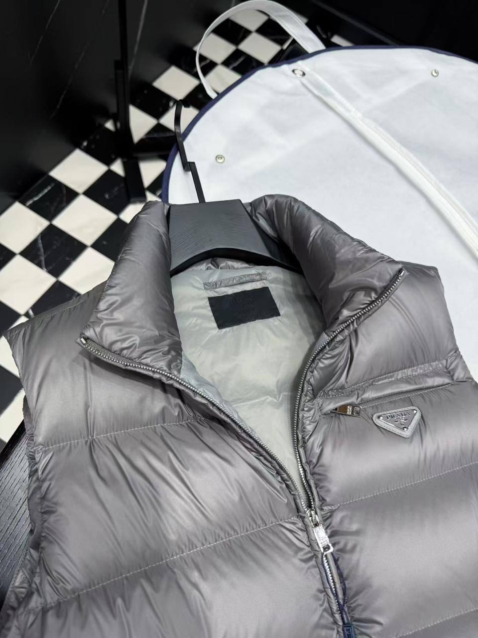 МУЖСКОЙ ЖИЛЕТ PRADA детальное фото