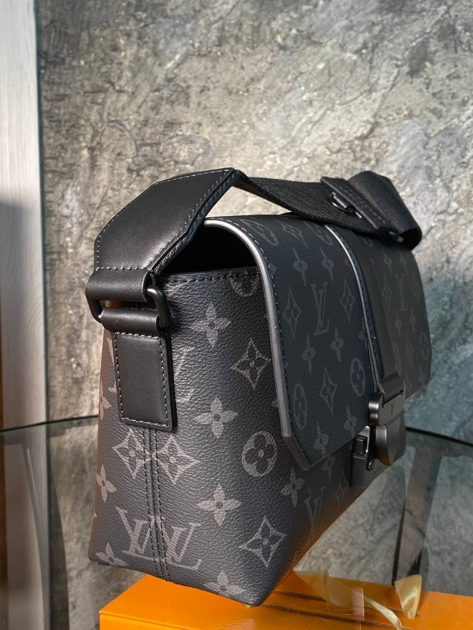 МУЖСКАЯ СУМКА МЕССЕНДЖЕР LOUIS VUITTON детальное фото