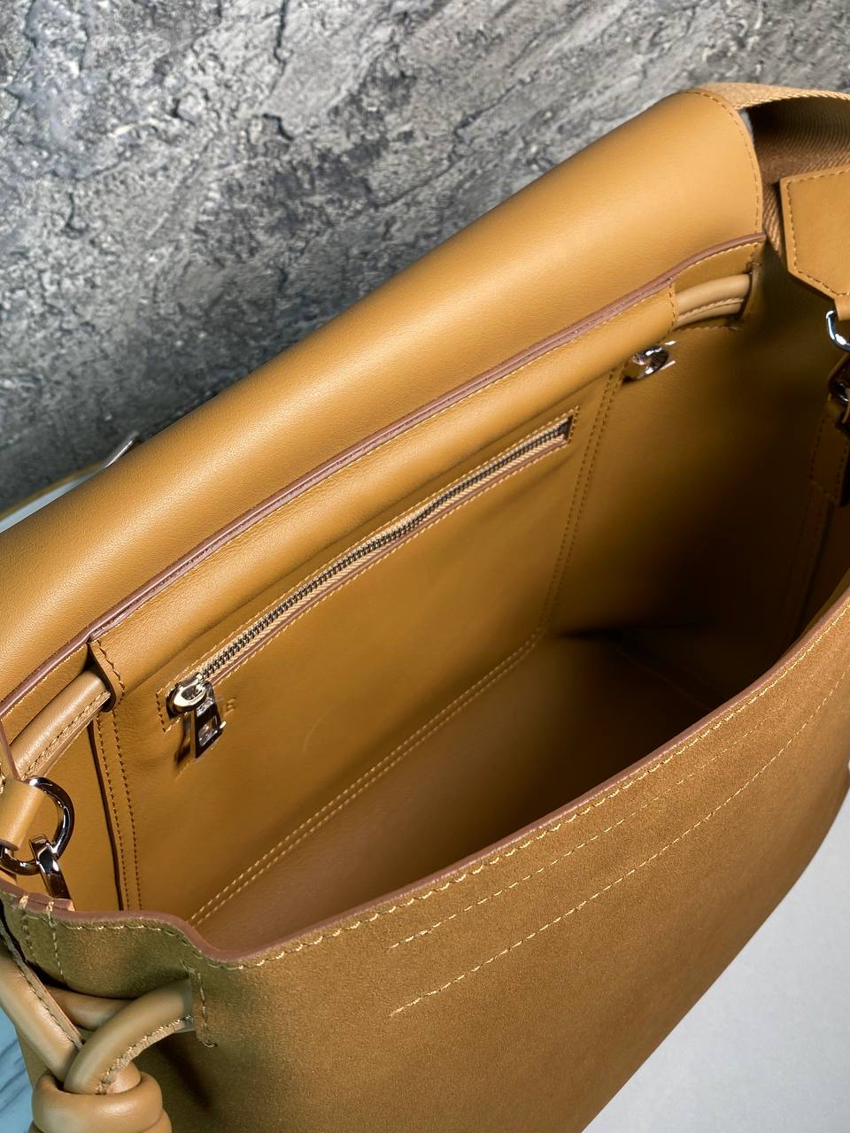 МУЖСКАЯ СУМКА МЕССЕНДЖЕР LOEWE детальное фото
