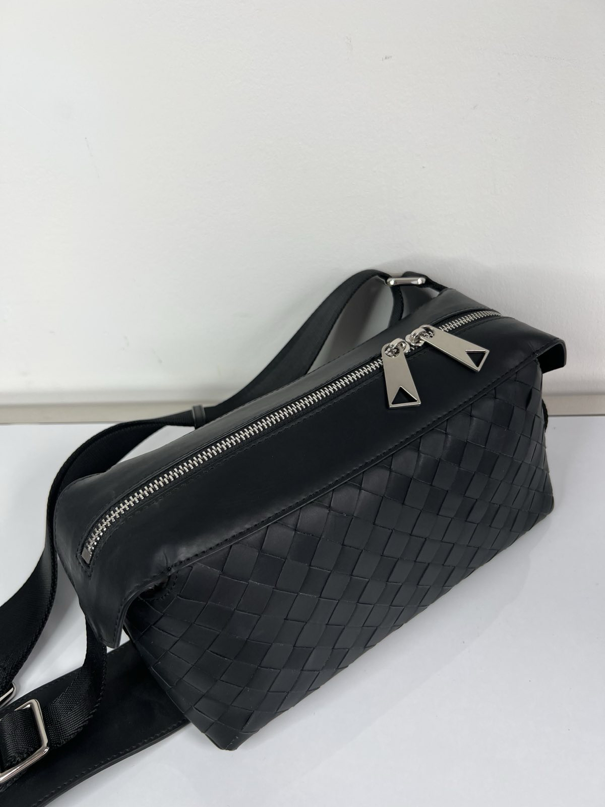 МУЖСКАЯ СУМКА СЛИНГ BOTTEGA VENETA детальное фото
