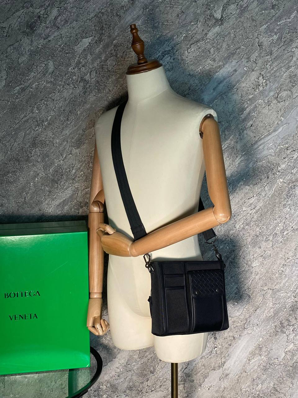 МУЖСКАЯ СУМКА МЕСЕНДЖЕР BOTTEGA VENETA детальное фото