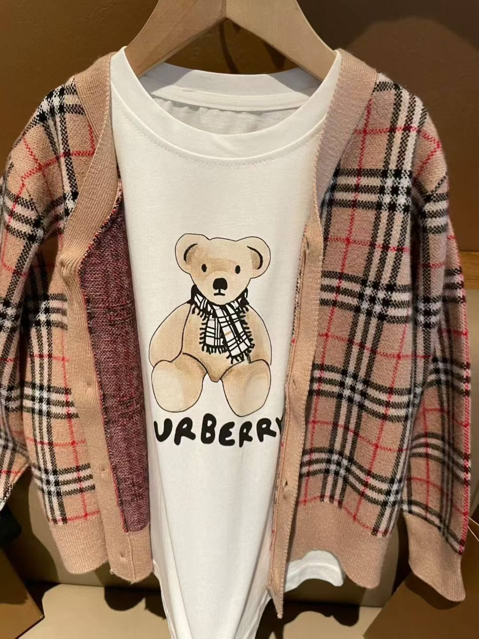 ДЕТСКИЙ КОСТЮМ BURBERRY детальное фото