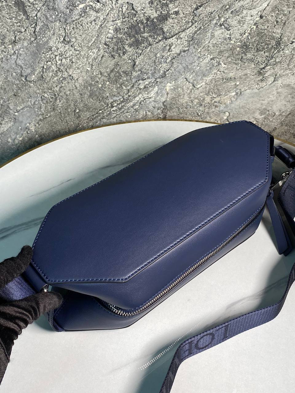 МУЖСКАЯ СУМКА СЛИНГ LOEWE детальное фото