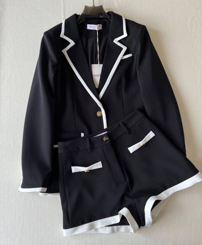 КОСТЮМ VALENTINO фото