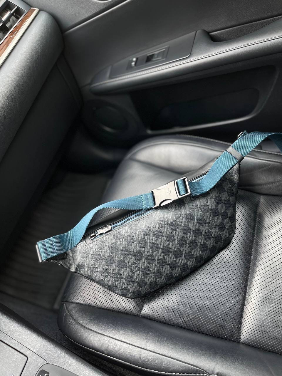 МУЖСКАЯ СУМКА СЛИНГ LOUIS VUITTON детальное фото