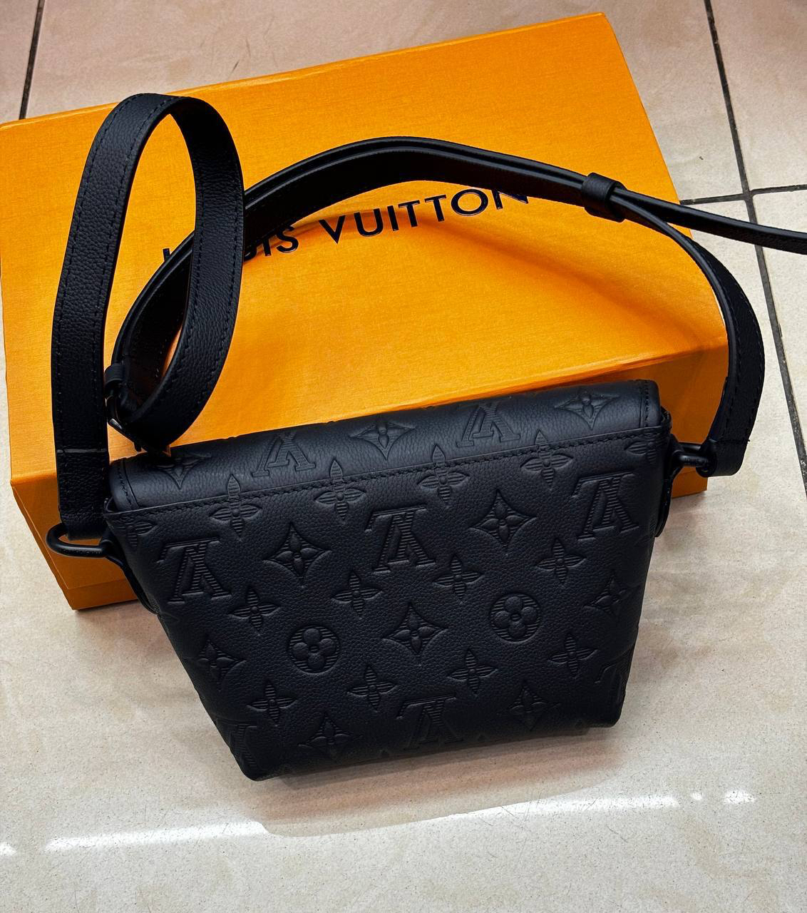 МУЖСКАЯ СУМКА МЕССЕНДЖЕР LOUIS VUITTON детальное фото