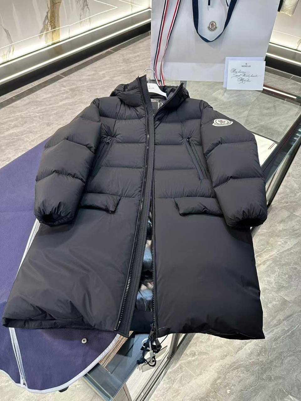 МУЖСКОЙ ПУХОВИК MONCLER детальное фото