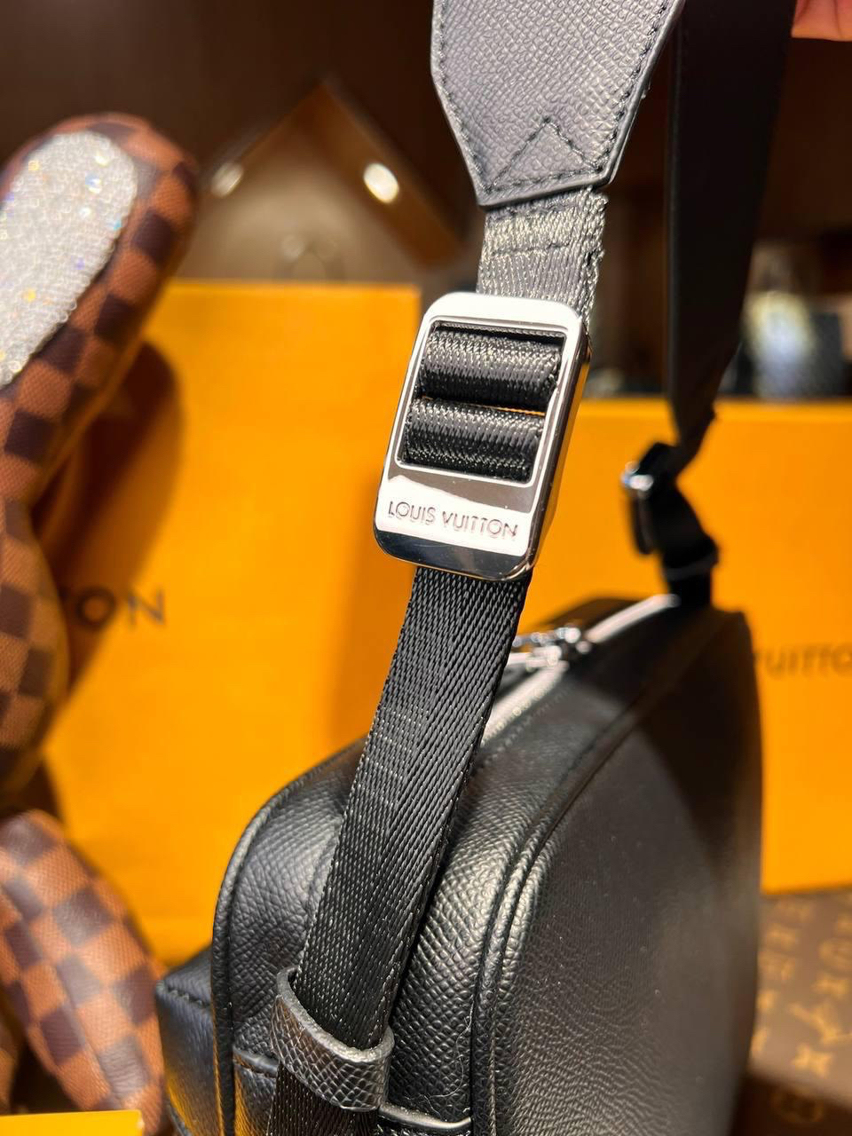 МУЖСКАЯ СУМКА МЕССЕНДЖЕР LOUIS VUITTON детальное фото