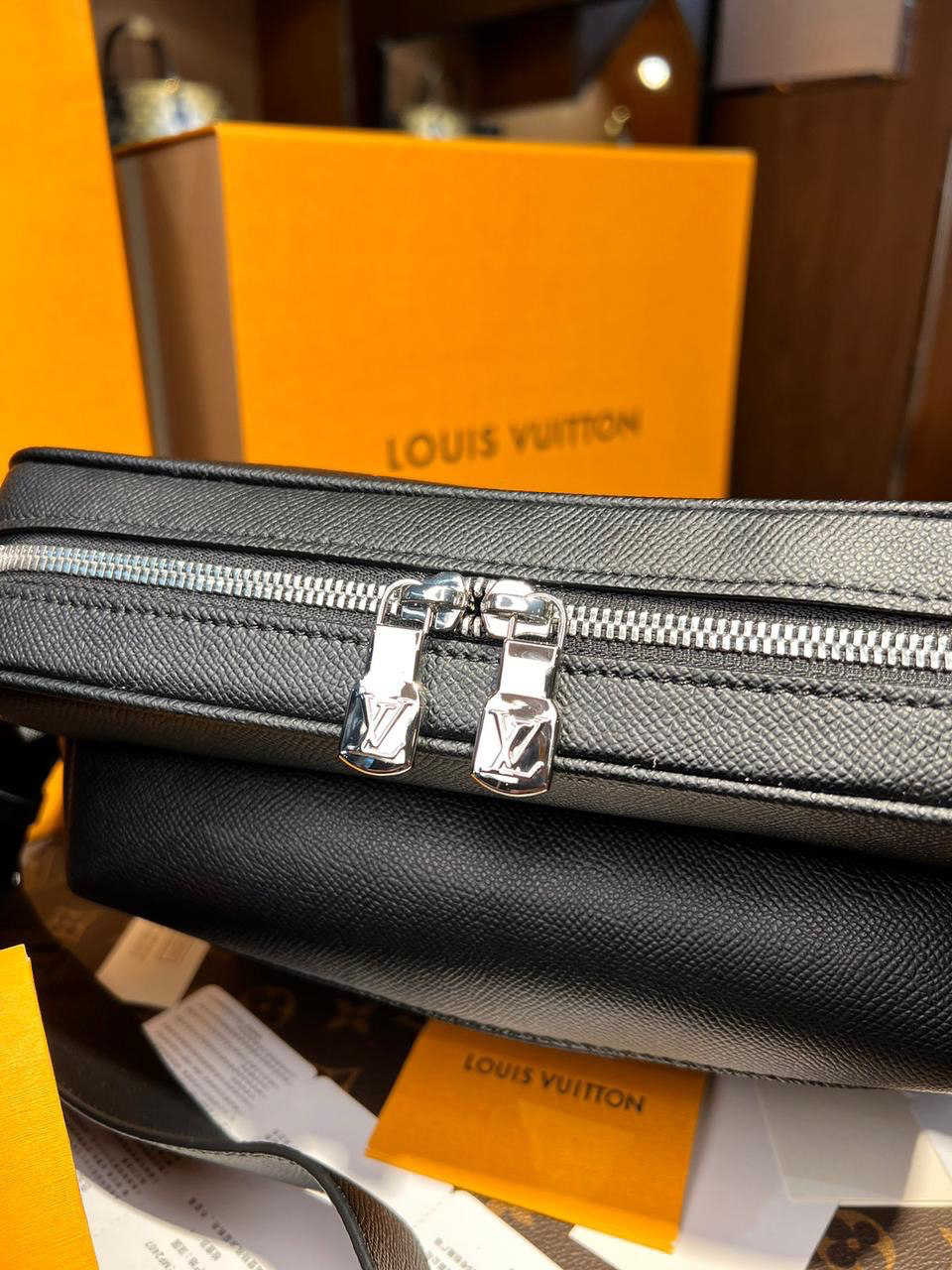 МУЖСКАЯ СУМКА МЕССЕНДЖЕР LOUIS VUITTON детальное фото