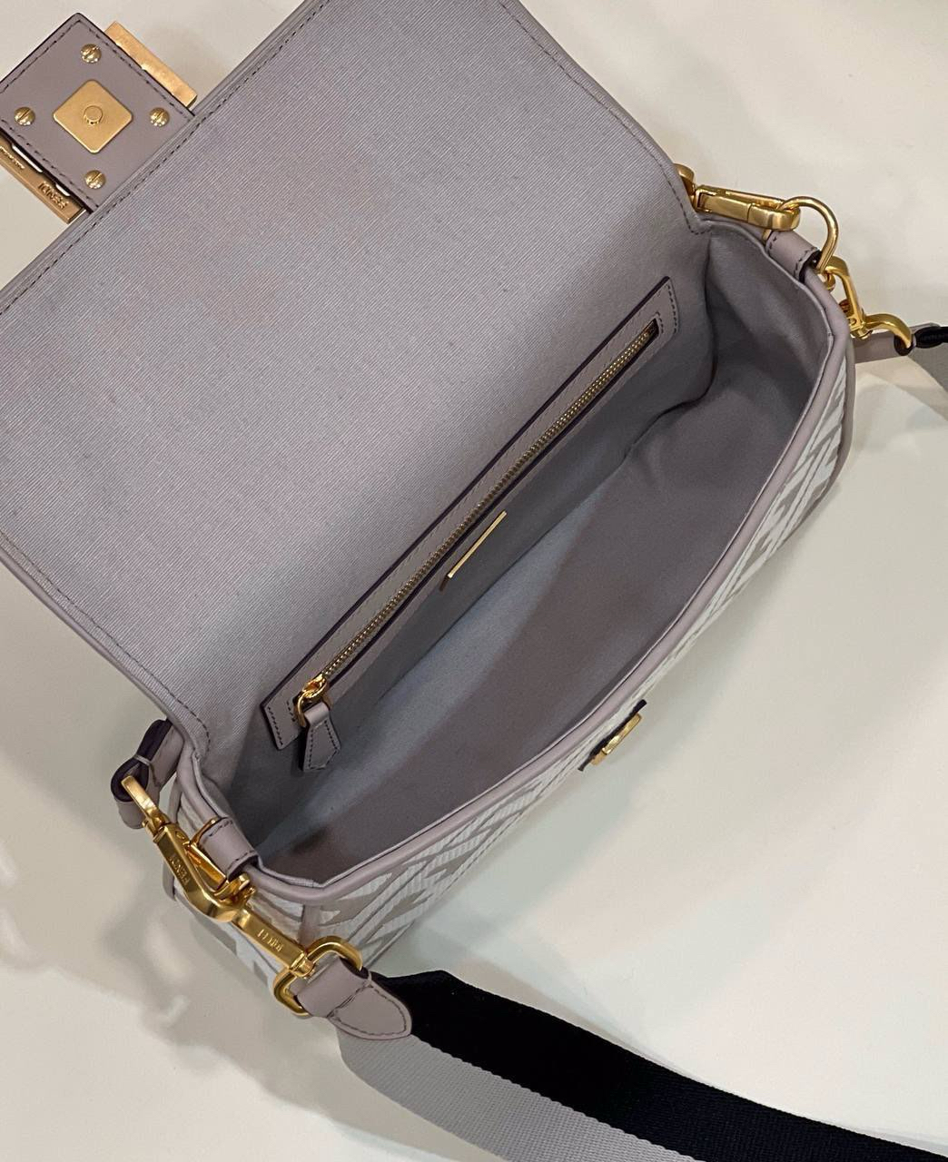 СУМКА FENDI BAGUETTE детальное фото