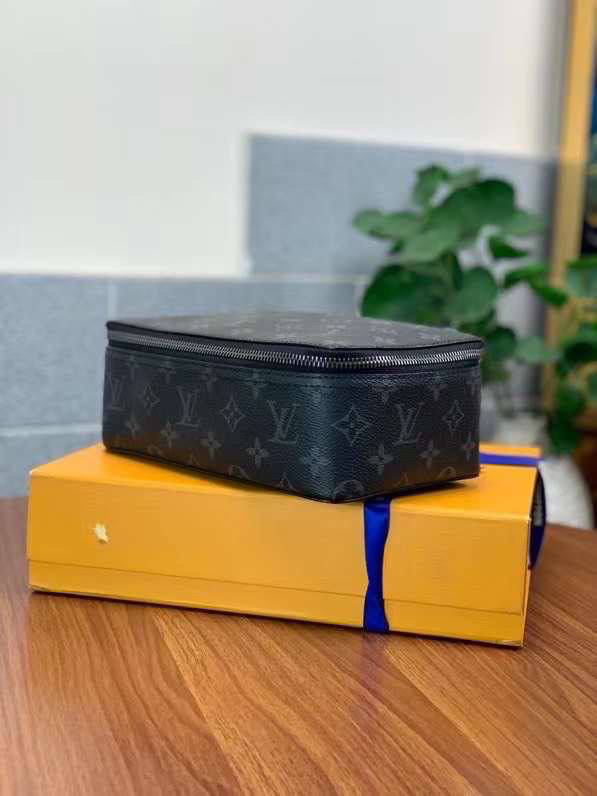 МУЖСКОЙ НЕСЕССЕР КОСМЕТИЧКА LOUIS VUITTON детальное фото