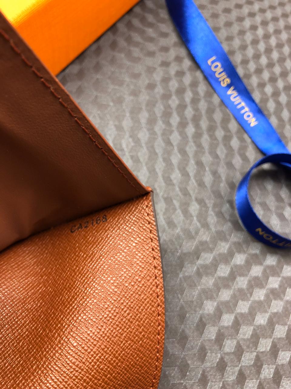 ОБЛОЖКА НА ПАСПОРТ LOUIS VUITTON детальное фото