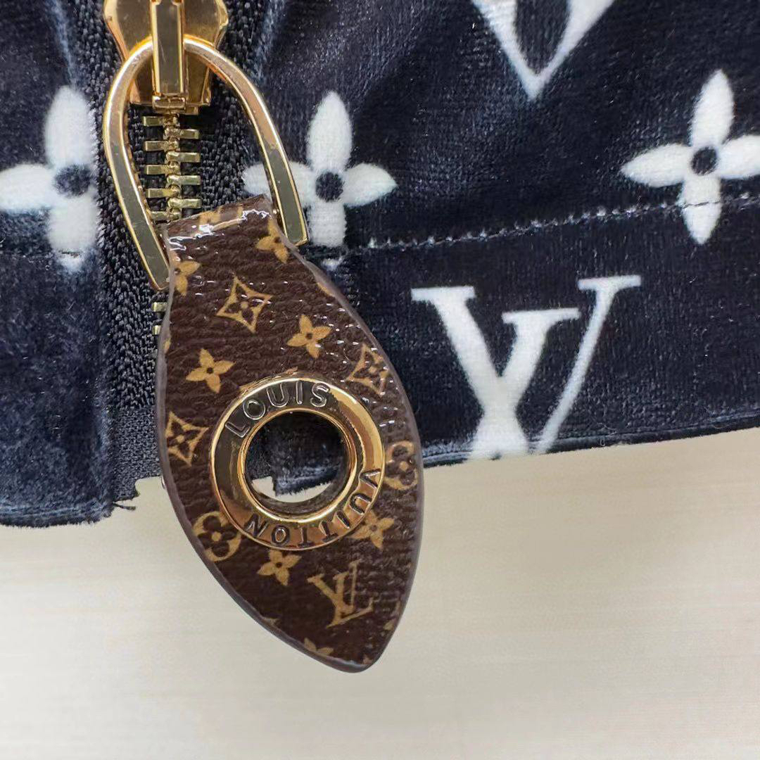 КОСТЮМ LOUIS VUITTON детальное фото
