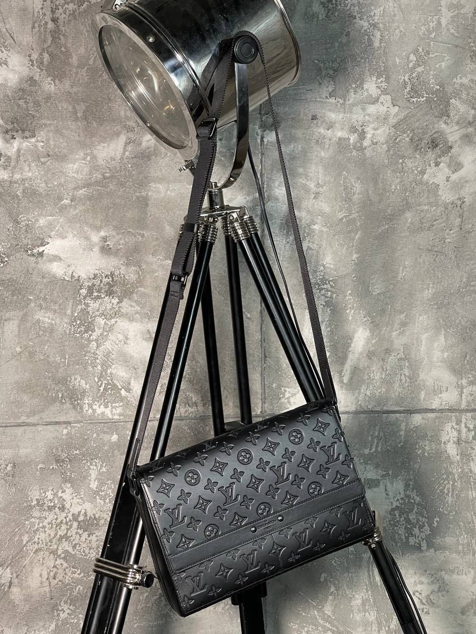МУЖСКАЯ СУМКА МЕССЕНДЖЕР LOUIS VUITTON детальное фото