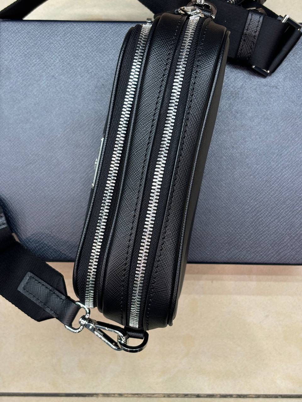 МУЖСКАЯ СУМКА МЕССЕНДЖЕР PRADA детальное фото
