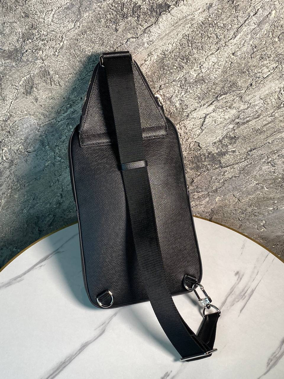 МУЖСКАЯ СУМКА СЛИНГ LOUIS VUITTON детальное фото