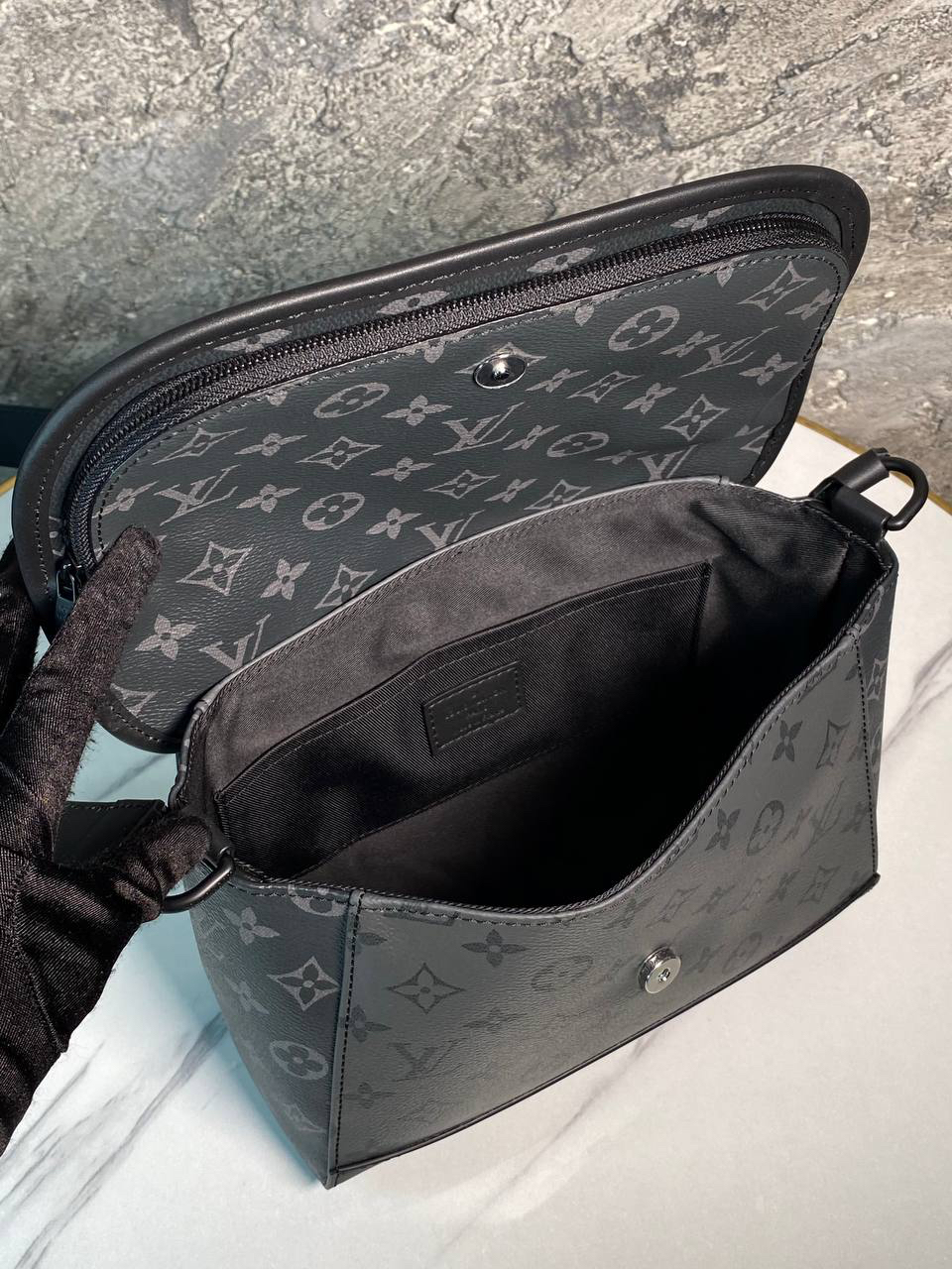 МУЖСКАЯ СУМКА МЕССЕНДЖЕР LOUIS VUITTON детальное фото