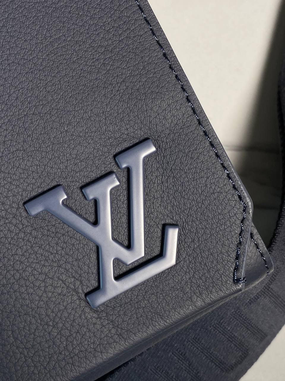 МУЖСКАЯ СУМКА МЕССЕНДЖЕР LOUIS VUITTON детальное фото