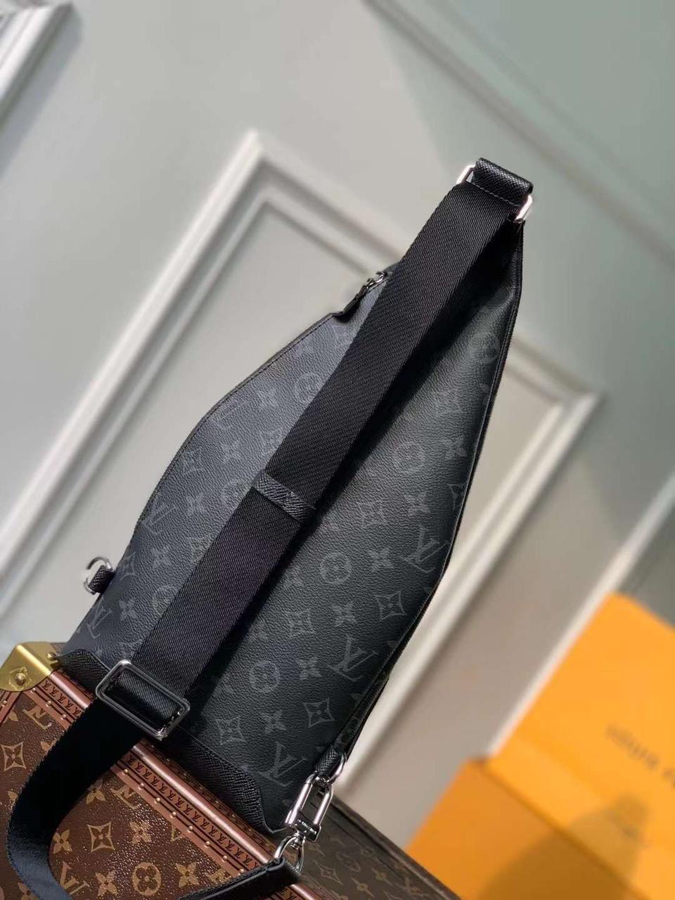МУЖСКАЯ СУМКА СЛИНГ LOUIS VUITTON детальное фото
