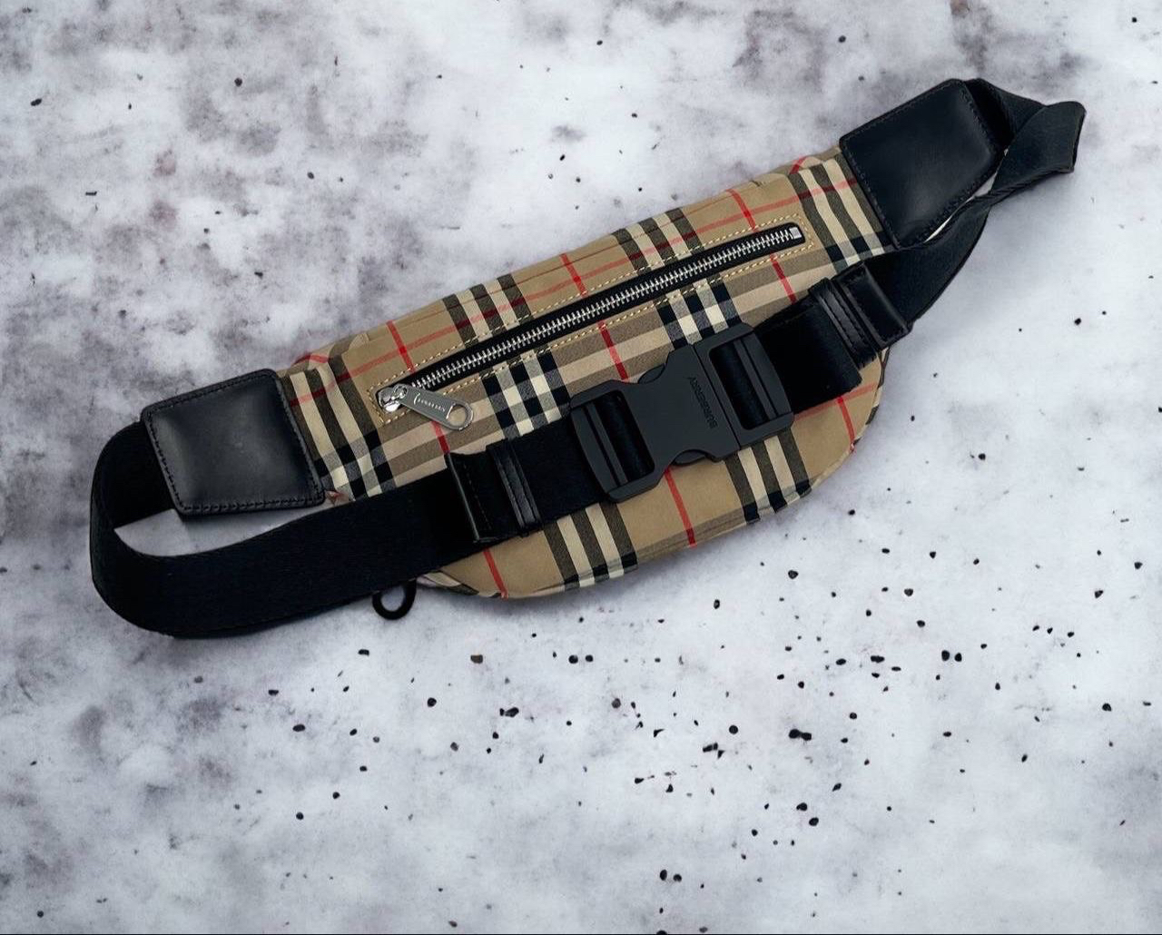 МУЖСКАЯ СУМКА СЛИНГ BURBERRY детальное фото