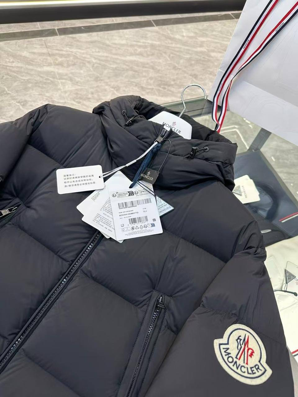 МУЖСКОЙ ПУХОВИК MONCLER детальное фото