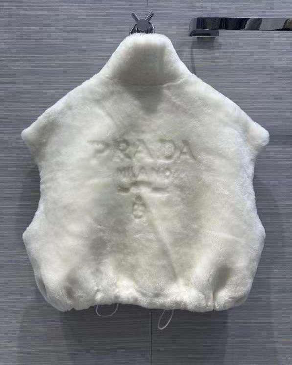 ЖИЛЕТ PRADA детальное фото