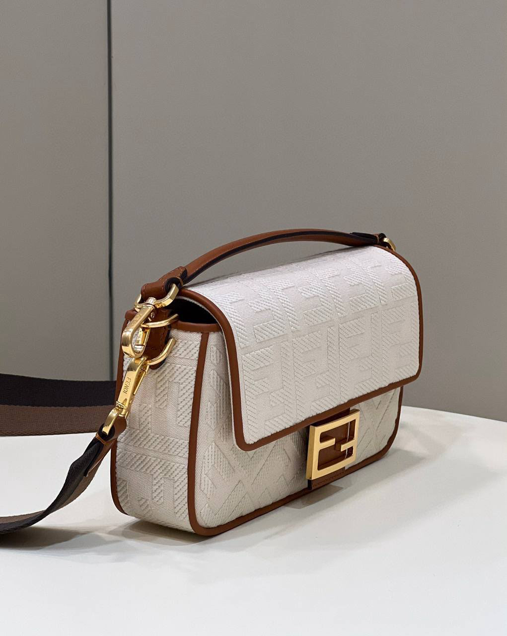 СУМКА FENDI BAGUETTE детальное фото