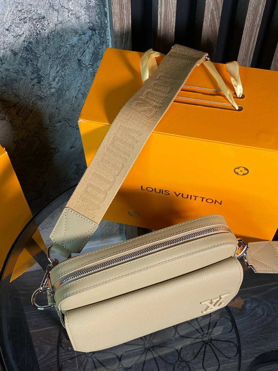 МУЖСКАЯ СУМКА МЕССЕНДЖЕР LOUIS VUITTON детальное фото