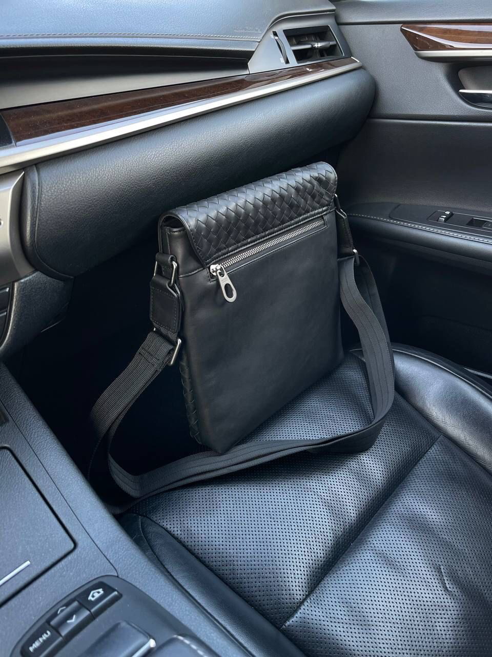 МУЖСКАЯ СУМКА МЕССЕНДЖЕР BOTTEGA VENETA детальное фото