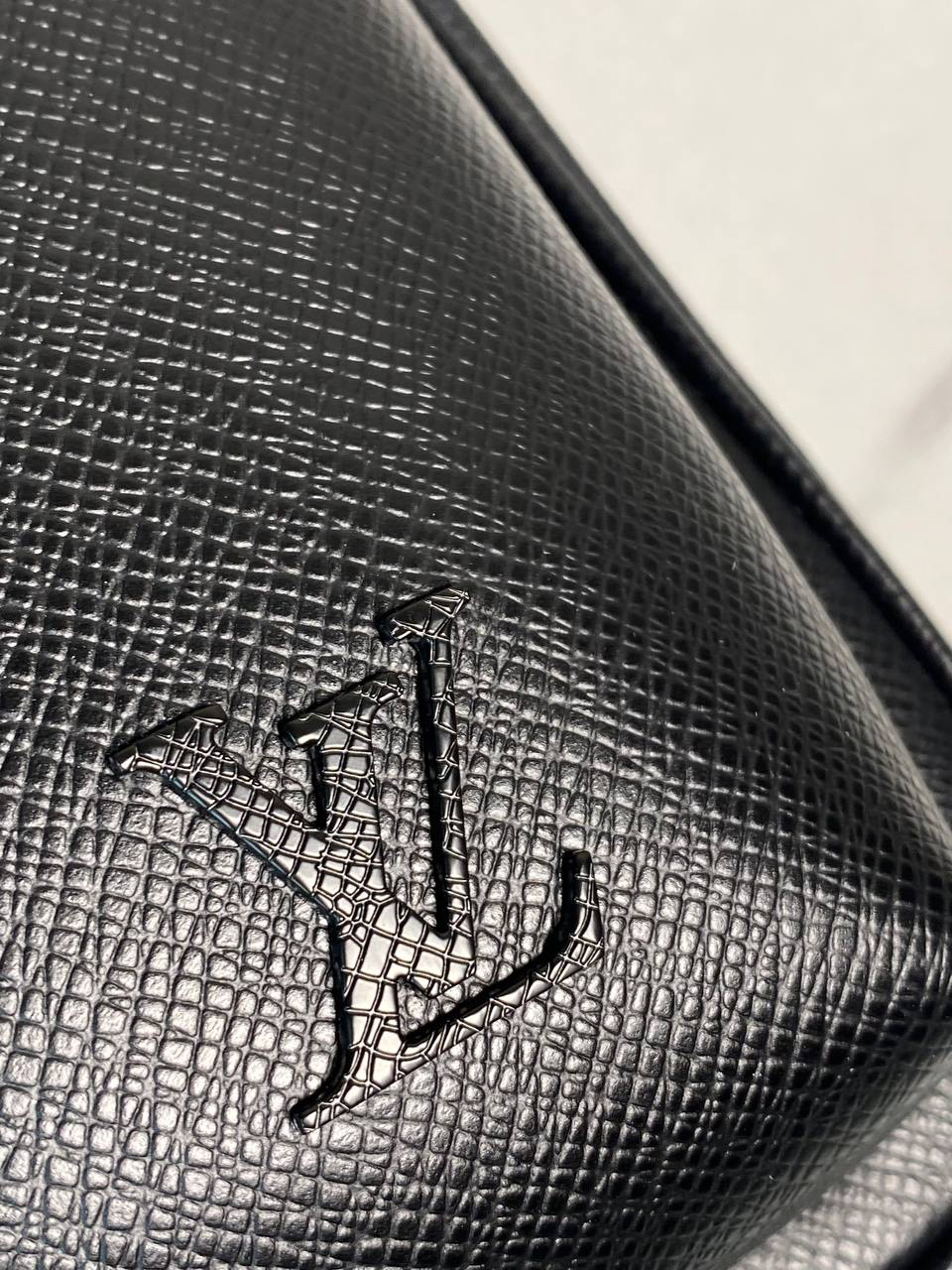 МУЖСКАЯ СУМКА СЛИНГ LOUIS VUITTON детальное фото
